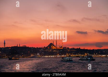 Ein wunderschöner Sonnenuntergang über der Blauen Moschee in Istanbul Stockfoto