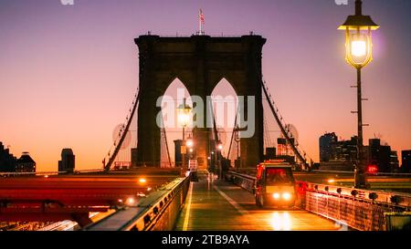 Brooklyn Bridge in New York City bei Nacht Stockfoto