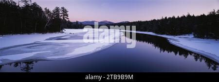 Dämmerungsansicht des zweiten Teichs des Lower Saranac Lake in den Adirondacks; New York, Vereinigte Staaten von Amerika Stockfoto