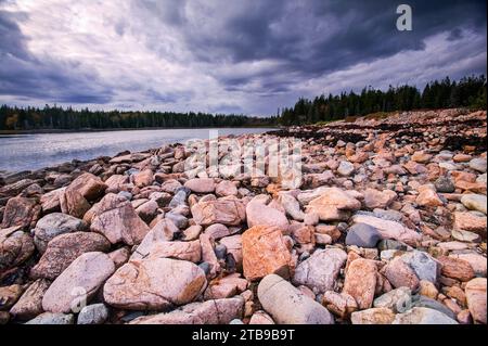 Felsen säumen die Küste des Acadia-Nationalparks; Maine, Vereinigte Staaten von Amerika Stockfoto