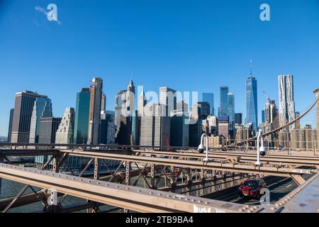 NEW YORK, USA - 10. Dezember 2022: Brooklyn Bridge mit Touristen Stockfoto