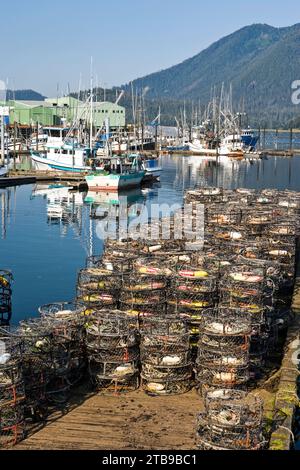 Krabbenfallen an einem Pier in der Nähe von Fischerbooten in Petersburg, Alaska, USA; Petersburg, Mitkof Island, Alaska, Vereinigte Staaten von Amerika Stockfoto
