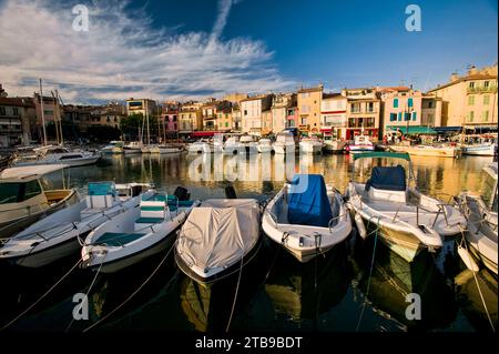 Boote liegen im Hafen von Cassis; Cassis, französische Riviera, Frankreich Stockfoto