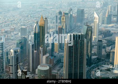 Blick aus der Vogelperspektive auf Dubai Wolkenkratzer vom Burj Khalifa Stockfoto