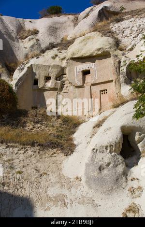 Nahaufnahme der Fassaden der Höhlenkirche in der Stadt Goreme im Pigeon Valley, Region Kappadokien; Provinz Nevsehir, Türkei Stockfoto