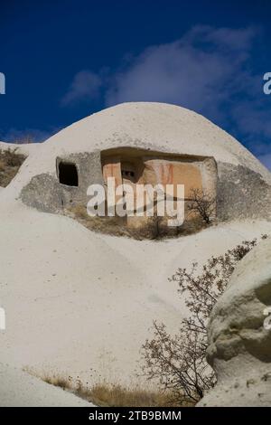 Nahaufnahme des Kuppelhauses vor einem hellblauen Himmel in der Stadt Goreme im Pigeon Valley, Region Kappadokien; Provinz Nevsehir, Türkei Stockfoto