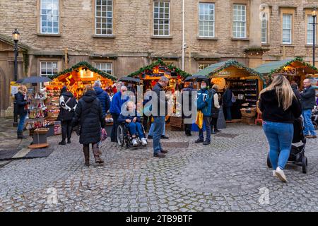 Bath, Somerset UK. Dezember 2023. Bis zum 10. Dezember findet der Weihnachtsmarkt in Bath statt, während die malerischen Straßen von Bath in ein magisches, festliches Erlebnis mit über 200 Ständen an einem grauen Tag verwandelt werden. Quelle: Carolyn Jenkins/Alamy Live News Stockfoto