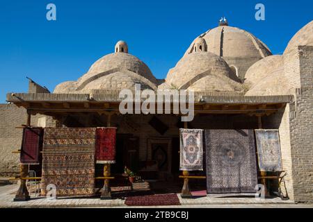 Teppiche zum Verkauf in Toqi Zargaron (Trading Dome) in Buchara; Buchara, Usbekistan Stockfoto