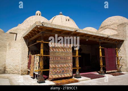 Teppiche zum Verkauf in Toqi Zargaron (Trading Dome) in Buchara; Buchara, Usbekistan Stockfoto