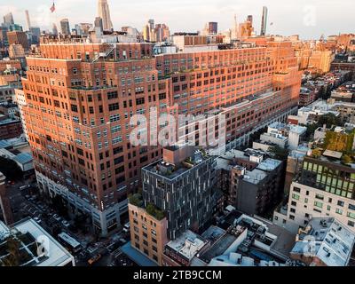 New York, USA - 15. November 2019: Skylines von New York City bei Sonnenuntergang und Google Headquarter in New York Stockfoto