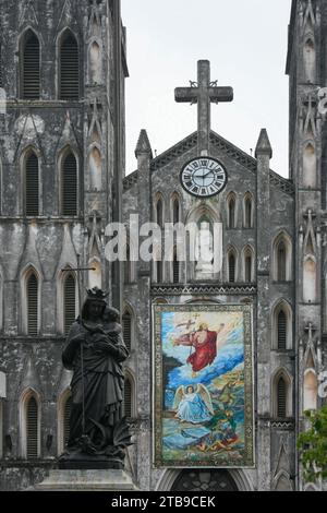 St. Die Joseph's Cathedral ist eine Kirche in der Nha Tho Straße im Bezirk Hoàn Kiếm in Hanoi, Vietnam. Es ist ein gotisches Revival aus dem späten 19. Jahrhundert (neogotische s Stockfoto