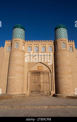 Eingangstor in der Zitadelle der Arche Kunya, Itchan Kala; Chiwa, Usbekistan Stockfoto