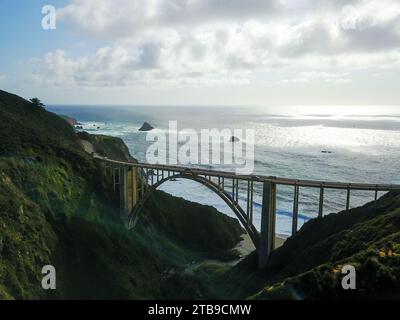 Luftaufnahme der Bixby Creek Bridge und des Pacific Coast Highway in Kalifornien, USA Stockfoto