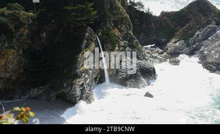 Die McWay Falls in Kalifornien in Big Sur Stockfoto