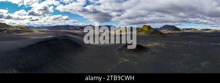 Bizarre und surrealistische Landschaften zeigen sich den Besuchern der Region um Landmannalaugar im südlichen Hochland Islands. Stockfoto