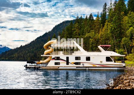 Ein Urlaubs-Hausboot parkt an einem Dock am Shuswap Lake; Shuswap Lake, British Columbia, Kanada Stockfoto