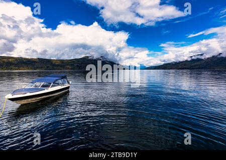 Ein kleines Freizeitboot, das während der Herbstsaison an der Küste des wunderschönen Shuswap Lake befestigt ist; Shuswap Lake, British Columbia, Kanada Stockfoto