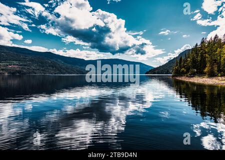 Schöner Shuswap Lake während der Herbstsaison; British Columbia, Kanada Stockfoto