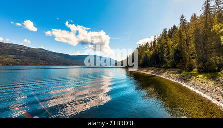 Schöner Shuswap Lake während der Herbstsaison; British Columbia, Kanada Stockfoto