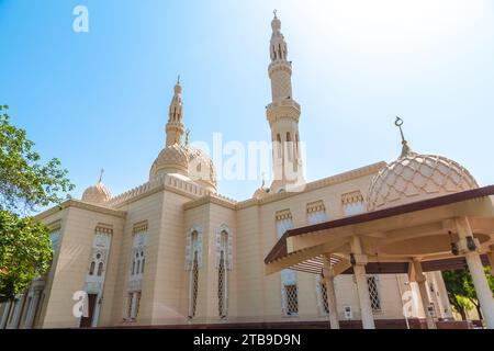 Dubai, Vereinigte Arabische Emirate - 21. Juni 2023: Die Jumeirah-Moschee in Dubai Stockfoto