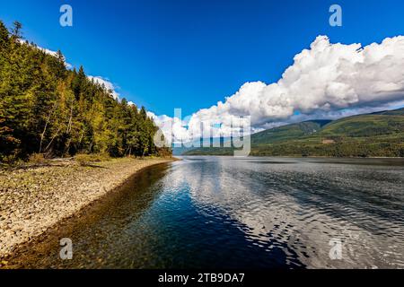 Schöner Shuswap Lake während der Herbstsaison; British Columbia, Kanada Stockfoto