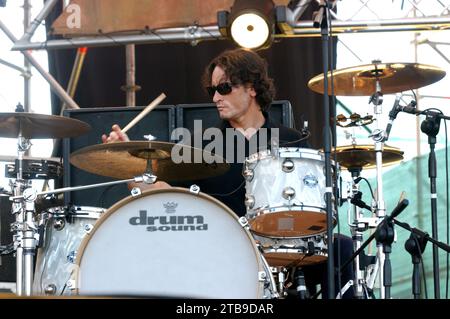 Imola Italien 15.06.2002: Giorgio Prette Schlagzeuger der Gruppe Afterhours während des Konzerts beim Heineken Jammin Festival 2002 Stockfoto