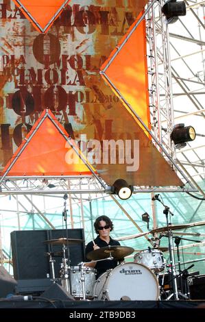 Imola Italien 15.06.2002: Giorgio Prette Schlagzeuger der Gruppe Afterhours während des Konzerts beim Heineken Jammin Festival 2002 Stockfoto