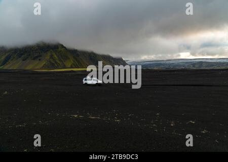 Bizarre und surrealistische Landschaften zeigen sich den Besuchern der Region um Landmannalaugar im südlichen Hochland Islands. Stockfoto