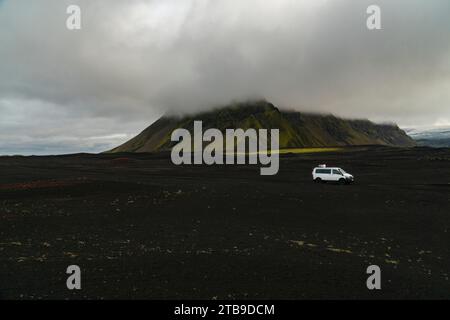 Bizarre und surrealistische Landschaften zeigen sich den Besuchern der Region um Landmannalaugar im südlichen Hochland Islands. Stockfoto