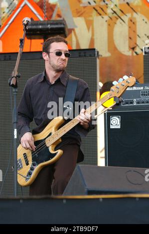 Imola Italien 15.06.2002: Andrea Viti Bassist der Gruppe Afterhours während des Konzerts beim Heineken Jammin Festival 2002 Stockfoto