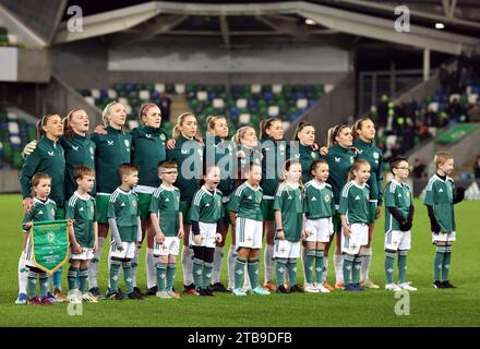 Die Spieler der Republik Irland singen ihre Nationalhymne vor dem Spiel der UEFA Women's Nations League Gruppe B1 in Windsor Park, Belfast. Bilddatum: Dienstag, 5. Dezember 2023. Stockfoto