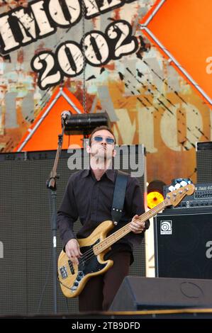 Imola Italien 15.06.2002: Andrea Viti Bassist der Gruppe Afterhours während des Konzerts beim Heineken Jammin Festival 2002 Stockfoto