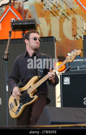 Imola Italien 15.06.2002: Andrea Viti Bassist der Gruppe Afterhours während des Konzerts beim Heineken Jammin Festival 2002 Stockfoto