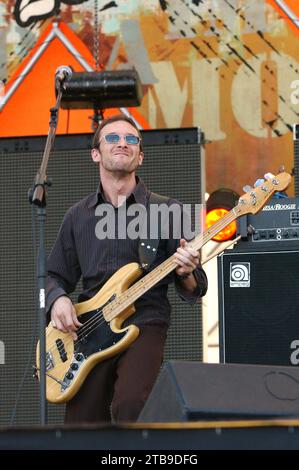 Imola Italien 15.06.2002: Andrea Viti Bassist der Gruppe Afterhours während des Konzerts beim Heineken Jammin Festival 2002 Stockfoto