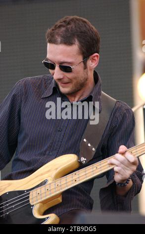 Imola Italien 15.06.2002: Andrea Viti Bassist der Gruppe Afterhours während des Konzerts beim Heineken Jammin Festival 2002 Stockfoto