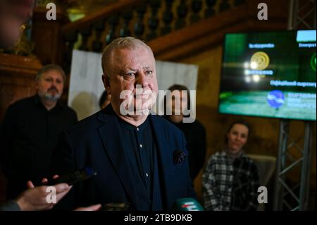 In Lemberg, Ukraine, am 1. Dezember 2023, Wasyl Wovkun, der Generaldirektor und Kunstdirektor des Lviwer Opernhauses und Projektleiter nimmt an einem Briefing Teil, das der Premiere des Balletts „Schatten vergessener Vorfahren“ im Akademischen Opern- und Balletttheater Solomiya Krushelnytska Lviv gewidmet ist. Das Ballett basiert auf dem Roman des ukrainischen Schriftstellers Mykhailo Kotsiubynskyi aus dem Jahr 1911, der von seinem Aufenthalt in der Region Hutsul inspiriert wurde, und erzählt die tragische Liebesgeschichte von Iwan und Marichka, zwei Hutsulen aus rivalisierenden Familien. Artem Shoshyn inszeniert das Ballett mit Musik von Ivan Nebesnyi A. Stockfoto