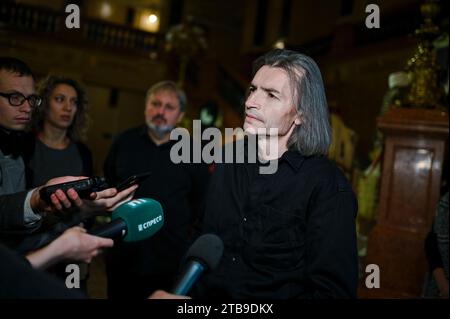 Am 1. Dezember 2023 wird der Komponist Iwan Nebesnyi in Lemberg im Rahmen eines Briefings über die Premiere des Balletts „Schatten vergessener Vorfahren“ im Akademischen Opern- und Balletttheater Solomija Krushelnytska Lemberg fotografiert. Das Ballett, das auf dem Roman des ukrainischen Schriftstellers Mykhailo Kotsiubynskyi aus dem Jahr 1911 basiert, erzählt die tragische Liebesgeschichte von Iwan und Marichka, zwei Hutsuls aus rivalisierenden Familien. Artem Shoshyn inszeniert das Ballett mit Musik von Ivan Nebesnyi und einem Libretto von Vasyl Vovkun. (Foto von Ukrinform/NurPhoto) Stockfoto