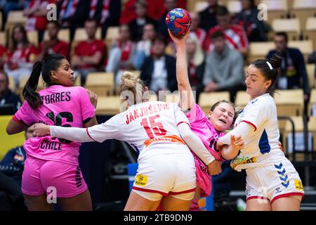Francisca Andrea Parra Parra und Alicia Ignacia Torres Larain spielen mit Andela Janjusevic und Dunja Radevic aus Serbien während des IHF Handball-WM-Spiels der Frauen zwischen Serbien und Chile in der Vorgruppe E in Jyske Bank Boxen in Herning in Dänemark am Dienstag, 5. Dezember 2023. (Foto: Bo Amstrup/Ritzau Scanpix) Stockfoto