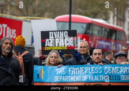 London, Großbritannien. November 2023. Letztes Jahr hörte die Untersuchung über kontaminiertes Blut erschütternde Geschichten von Menschen aus ganz Großbritannien über die Zerstörung von Leben durch infiziertes Blut, die einen Protest aus dem Kabinettsbüro der Seite halten Credit: Richard Lincoln/Alamy Live News Stockfoto