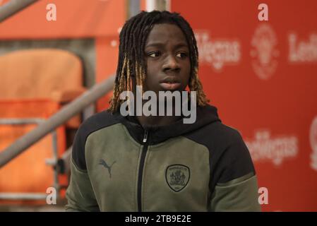 Blackpool, Großbritannien. Dezember 2023. Fábio Jaló #12 von Barnsley kommt während des Bristol Street Motors Trophy Matches Blackpool gegen Barnsley in der Bloomfield Road, Blackpool, Vereinigtes Königreich, 5. Dezember 2023 (Foto: Alfie Cosgrove/News Images) in Blackpool, Vereinigtes Königreich am 12.05.2023. (Foto: Alfie Cosgrove/News Images/SIPA USA) Credit: SIPA USA/Alamy Live News Stockfoto