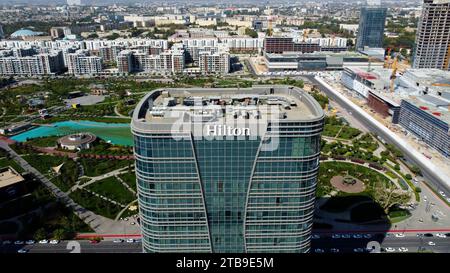 Taschkent, Usbekistan - 24. Mai 2021: Aus der Vogelperspektive auf das Hilton Hotel mit Taschkent Stadtpark Stockfoto