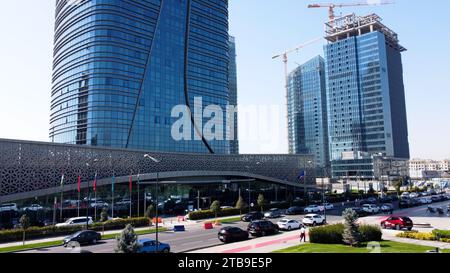 Taschkent, Usbekistan - 24. Mai 2021: Aus der Vogelperspektive auf das Hilton Hotel mit Taschkent Stadtpark Stockfoto