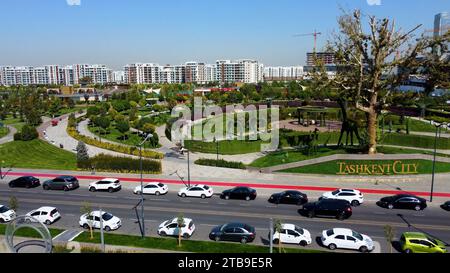 Taschkent, Usbekistan - 24. Mai 2021: Aus der Vogelperspektive des Stadtparks Taschkent Stockfoto