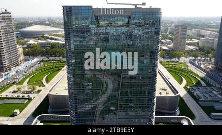 Taschkent, Usbekistan - 24. Mai 2021: Aus der Vogelperspektive auf das Hilton Hotel mit Taschkent Stadtpark Stockfoto