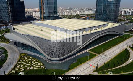 Taschkent, Usbekistan - 24. Mai 2021: Aus der Vogelperspektive auf das Hilton Hotel mit Taschkent Stadtpark Stockfoto