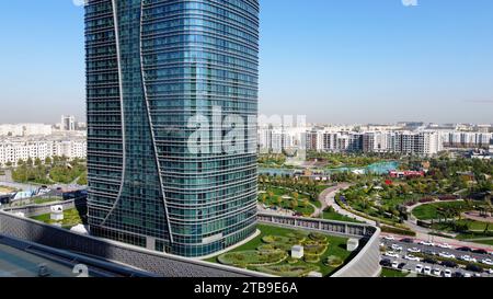 Taschkent, Usbekistan - 24. Mai 2021: Aus der Vogelperspektive auf das Hilton Hotel mit Taschkent Stadtpark Stockfoto