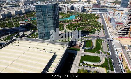 Taschkent, Usbekistan - 24. Mai 2021: Aus der Vogelperspektive auf das Hilton Hotel mit Taschkent Stadtpark Stockfoto