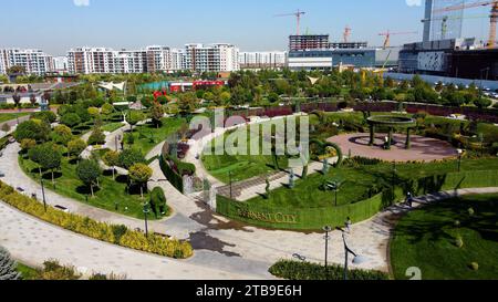 Taschkent, Usbekistan - 24. Mai 2021: Aus der Vogelperspektive des Stadtparks Taschkent Stockfoto