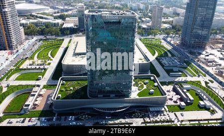 Taschkent, Usbekistan - 24. Mai 2021: Aus der Vogelperspektive auf das Hilton Hotel mit Taschkent Stadtpark Stockfoto