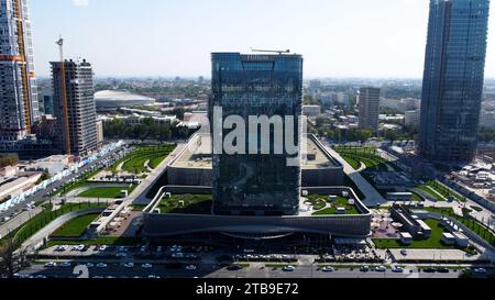 Taschkent, Usbekistan - 24. Mai 2021: Aus der Vogelperspektive auf das Hilton Hotel mit Taschkent Stadtpark Stockfoto